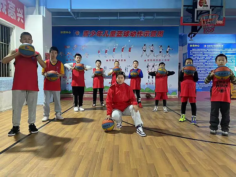 如何通过快攻训练提高球员的速度和灵活性?_1